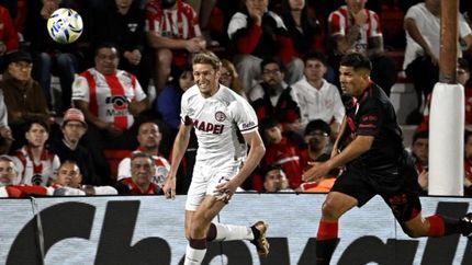 Rodrigo Castillo encabeza un ataque de Lanús.