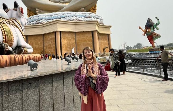 La profesora y formadora de yoga volvió hace apenas unos días de India.