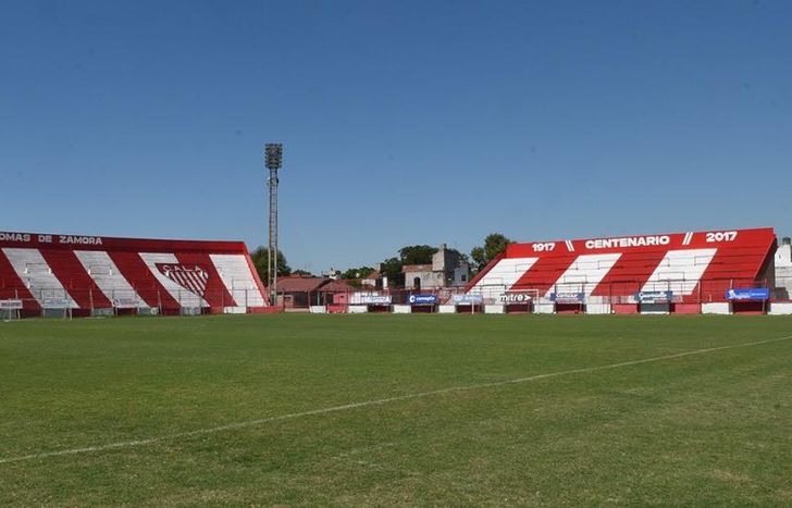 El estadio está ubicado en avenida Santa Fe 287, entre Boedo y Portela.