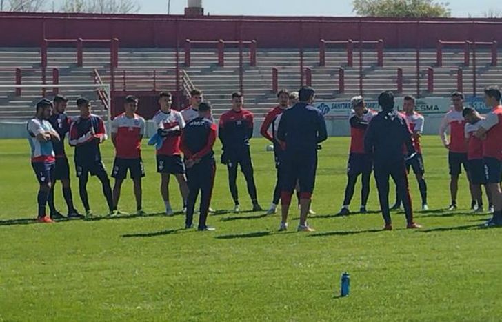 Campodónico frente al plantel de Talleres de Escalada.