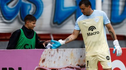 El momento en que Joaquín Papaleo recibe la ayuda de los alcanza pelotas de Los Andes. El momento en que Joaquín Papaleo recibe la ayuda de los alcanza pelotas de Los Andes.