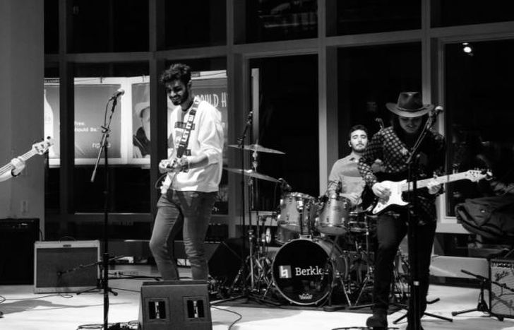 Unos Pares está integrada por amigos y amigas.