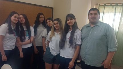 Las alumnas y el docente. El viernes 20 de octubre recibirán la premiación.