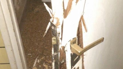 El propietario encontró una cerradura arrancada.