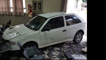 le cortaron la luz y como protesta incrusto su auto en las oficinas de la empresa