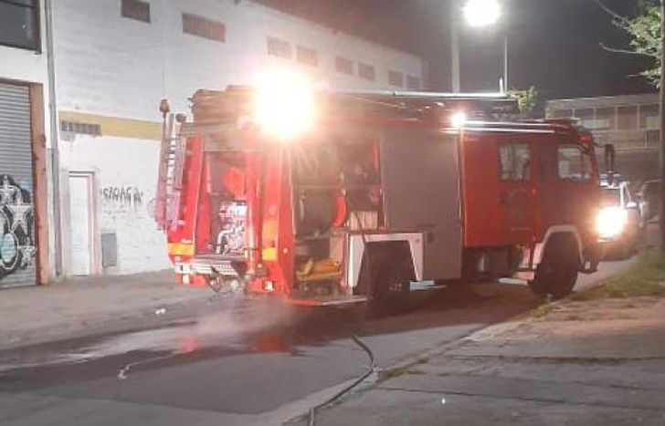 Bomberos de Lomas trabajaron en el lugar.