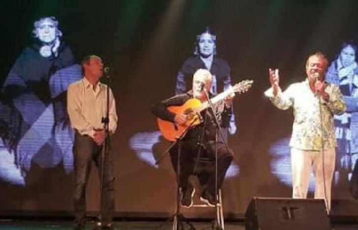 “Es una mesa, donde se sientan tres amigos, dicen.