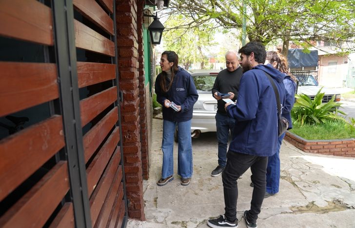 Acompañan a los vecinos de Lomas en la eliminación de posibles criaderos de mosquitos.