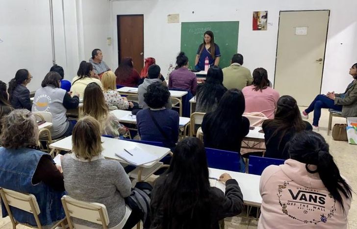 Las clases se dieron en instituciones barriales.