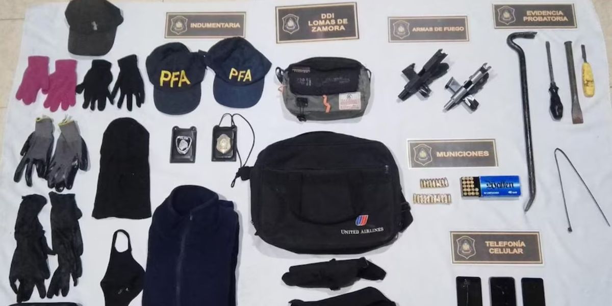 Elementos incautados a los falsos policías.