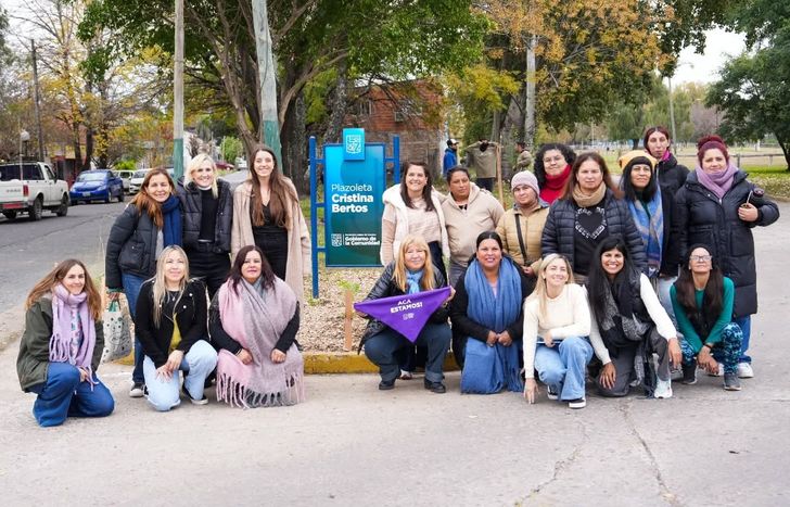 Homenaje a Cristina Bertos en la plazoleta que lleva su nombre en Lomas.