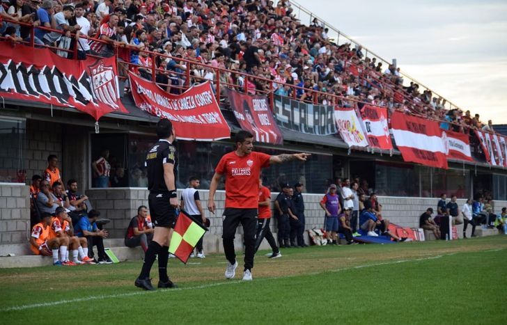 Martín Rolón, ahora en la vereda opuesa de Talleres,