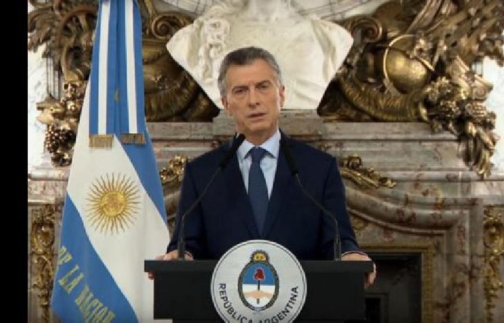 con un breve discurso se refirió al ataque.