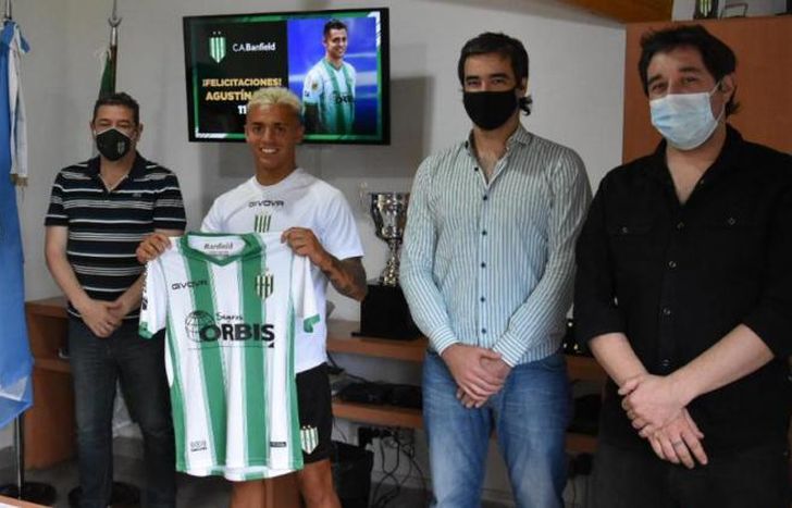 Urzi firmó su vinculo acompañado por la cúpula dirigencial.