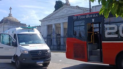 El accidente ocurrió frente al Cementerio de Lomas.