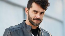 Debuta como autor teatral.