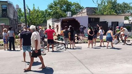 Vecinos se acercaron para ayudar a derrumbar el búnker de drogas.
