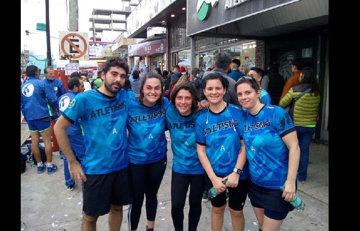 Cerca de 30 deportistas entrenan bajo las órdenes del profe Gustavo González.