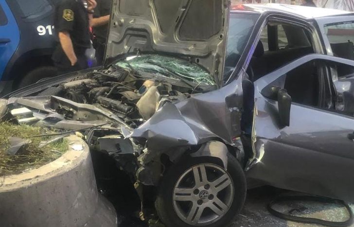 Así quedó el auto tras el fuerte impacto.