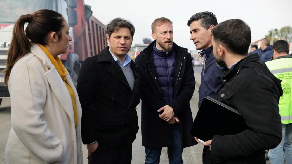 Axel Kicillof y Fede Otermón recorrieron las obras en Camino de Cintura.
