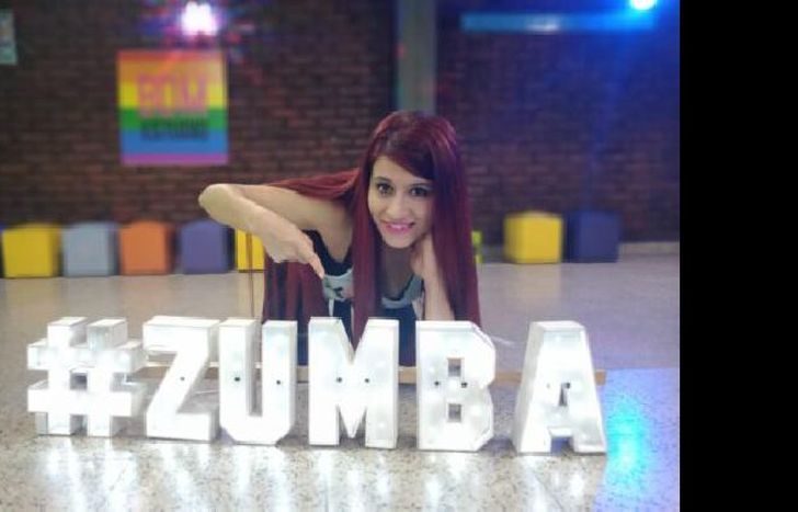 Dicta clases de Zumba para todas las edades a través de la red social Facebook.