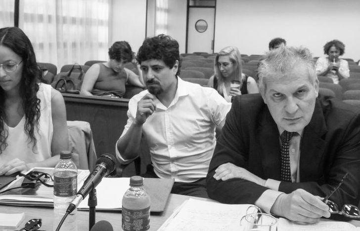 Marcos Bazán junto a sus abogados defensores: Camila Calvo y Manuel Garrido.