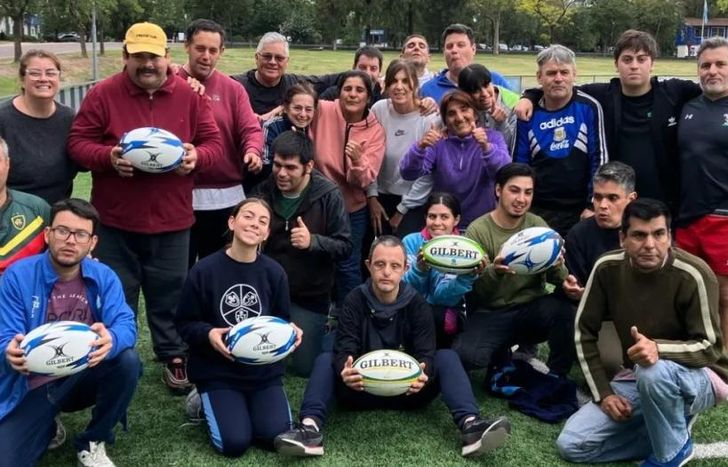 El Parque de Lomas tiene una cancha de rugby de césped sintético.