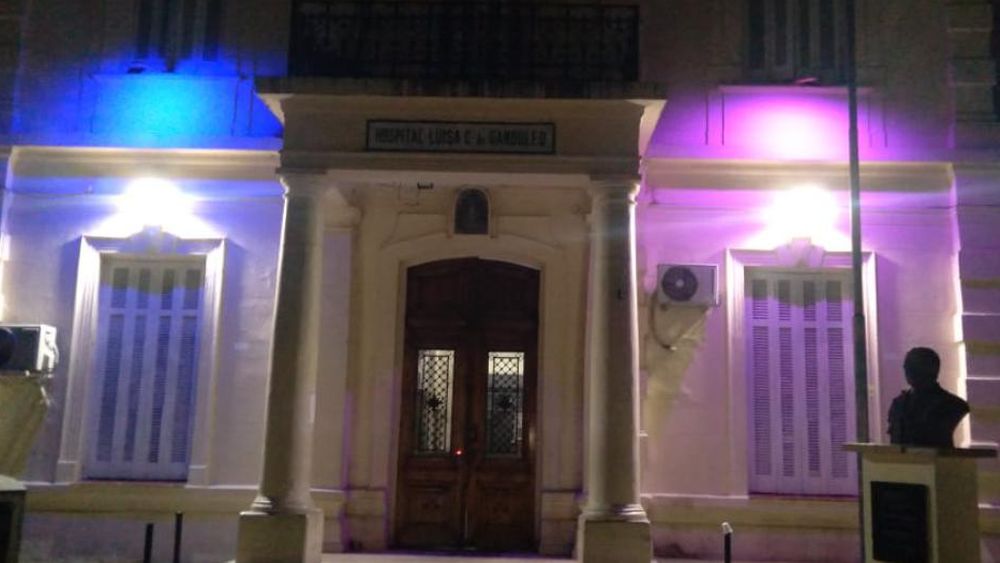 Iluminaron al hospital de los colores que simbolizan el duelo perinatal y gestacional.