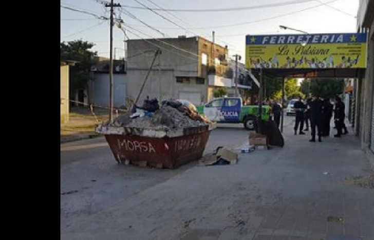 El cuerpo fue arrojada desde un auto en movimiento.