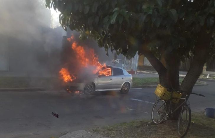El incendio destruyó gran parte del vehículo.