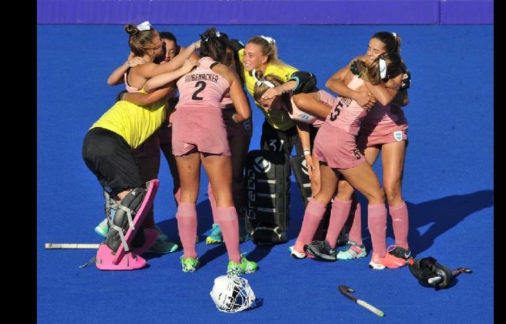 Las Leoncitas, luego de la victoria ante India, festejan el oro olímpico.