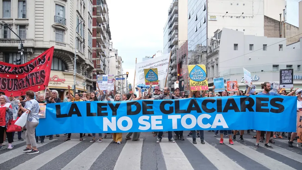 Ruidazo en la Plaza Grigera y vigilia en el Congreso mientras Diputados busca aprobar la reforma a la Ley de Glaciares. Ruidazo en la Plaza Grigera y vigilia en el Congreso mientras Diputados busca aprobar la reforma a la Ley de Glaciares.