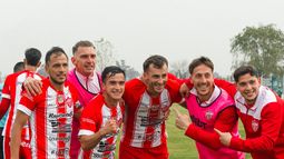 Talleres golea a Camioneros y se sube a la cima en la Primera B.