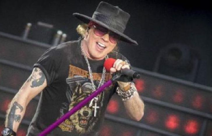 Sería junto a Slash y Duff, dos de los miembros originales.