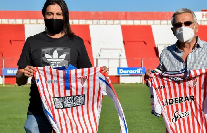 Grosi, junto al DT Salomón, tras la firma de su contrato.