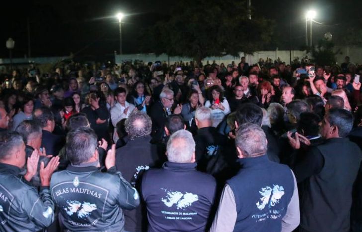 Una multitud acompañó a los veteranos de Lomas.