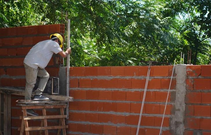 Las obras se realizan en escuelas de distintos barrios.