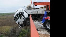 Entre Ríos: Un camión cargado con bobinas de hilo chocó contra la defensa y su cabina quedó colgado del puente Zárate-Brazo Largo, a la altura del kilómetro 111 de la ruta nacional 12 en jurisdicción de la provincia de Entre Ríos, tras perder el control y embestir la defensa lateral, aunque su conductor resultó ileso. Foto: José Romero