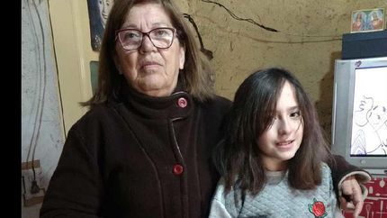 tiene 69 anos, asiste a la primaria y juro a la bandera junto a su nieta