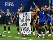 Los jugadores de la Selección Argentina con la bandera de Malvinas.&nbsp;