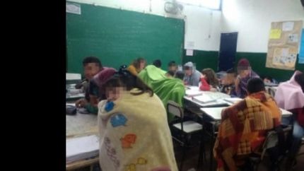 Los alumnos deben abrigarse en plena clase.