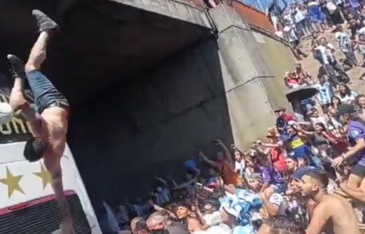 Un grave accidente obligó a suspender la caravana de la Selección Argentina.