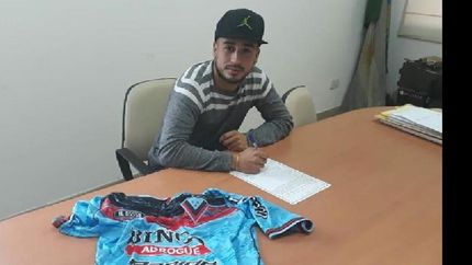 brown suma otro hombre en el medio