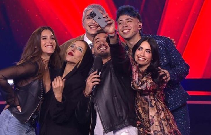 Nico Occhiato y los jurados de La Voz Argentina.