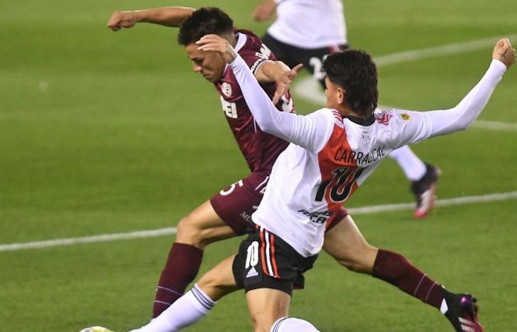 Carrascal intenta frenar el avance de Bernabei.