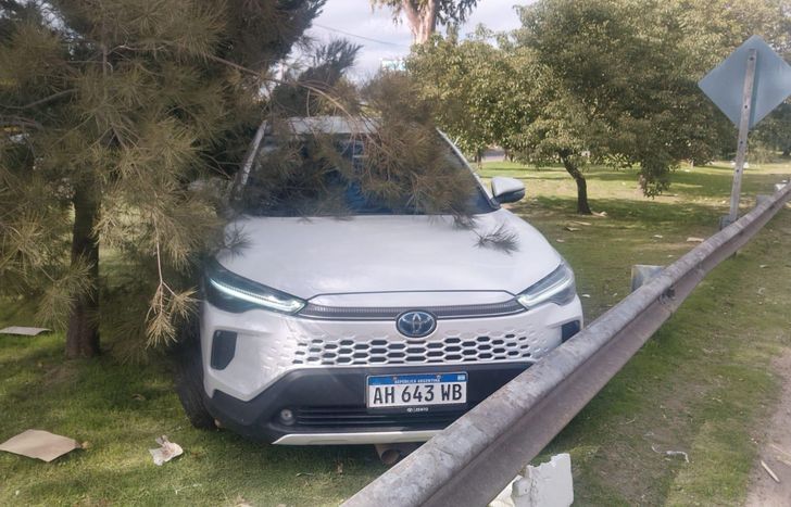 El auto en el que escaparon tras la entradera.