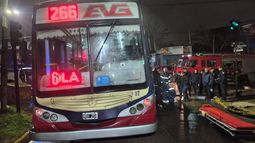 El motociclista quedó atrapado debajo del colectivo.