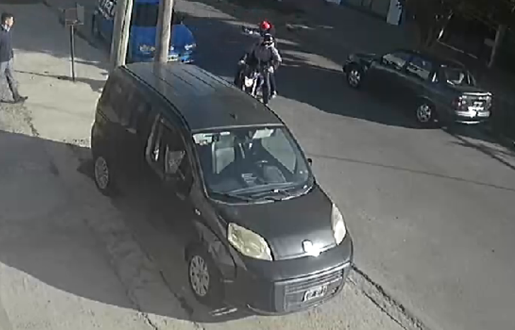 El violento episido quedó filmado por una cámara de seguridad.