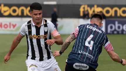 Franco Quinteros encara a Gabriel Carrasco.