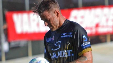 El ex goleador de Talleres de Escalada y Los Andes, entre otros, cumplió con una promesa antes de sur retiro. El ex goleador de Talleres de Escalada y Los Andes, entre otros, cumplió con una promesa antes de sur retiro.
